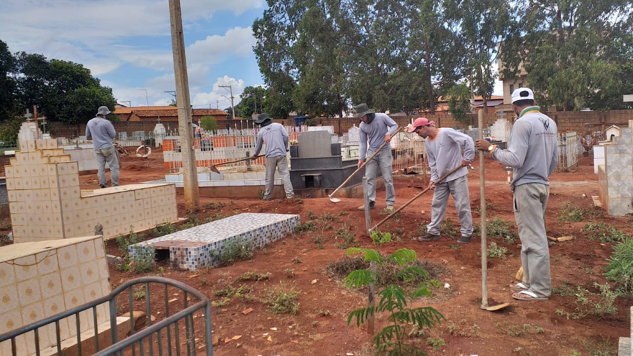 Limpeza do Cemitério Santo Antonio no bairro Paraíso